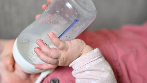 ++ THEMENBILD ++ GIFTSTOFF-VERDACHT / BABYNAHRUNG / BABY / SÄUGLINGSNAHRUNG / SÄUGLING / GESUNDHEIT / RÜCKRUF / TOXINE