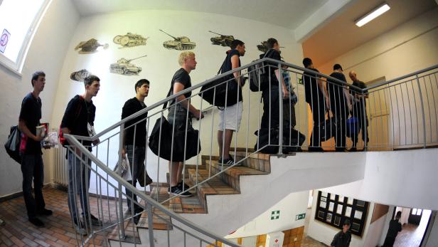 THEMENBILD: BUNDESHEERR/ REKRUTEN RÜCKEN EIN