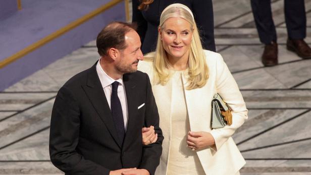 Kronprinz Haakon und Kronprinzessin Mette-Marit in eleganter Kleidung.