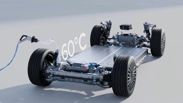 Fahrgestell eines E-Autos mit sichtbarem Akku, Ladevorgang und Anzeige von 60 °C.