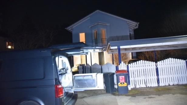 Ein Wagen vor einem Haus