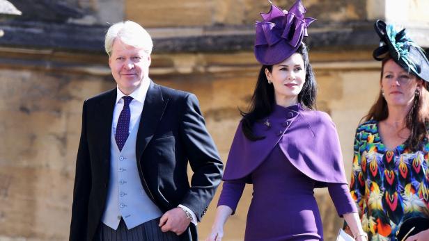 Charles und Karen Spencer gehen nebeneinander, elegant gekleidet