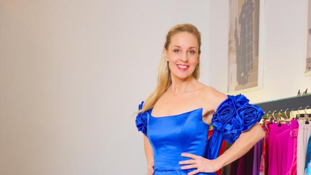 Lilian Klebow in blauem Kleid