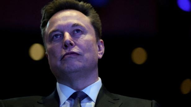 FILE PHOTO: Elon Musk becomes first person worth $700 billion following pay package ruling