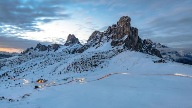 Verschneiter Bergpass in den Dolomiten
