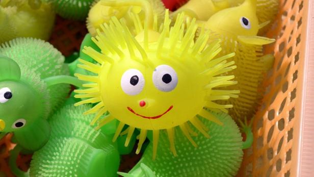 Mehrere bunte Gel-Stressbälle mit stacheligen Oberflächen liegen in einem Korb.