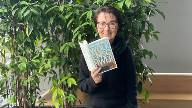 Eva Holzmair mit ihrem Buch in der Hand in der KURIER-Redaktion.