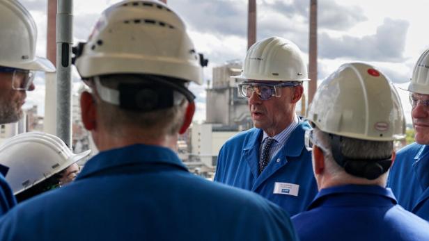 Kanzler Merz beim Besuch einer BASF-Produktionsanlage in Düsseldorf im Herbst 2025. 