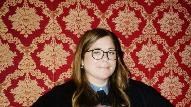 zu sehen ist Stefanie Sargnagel vor einer Tapete im Festsaal Kreuzberg, Berlin.