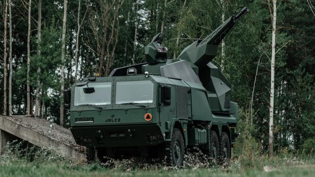 Flugabwehrsystem SA-35 steht im Wald und zielt nach oben