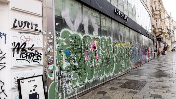 Leerstand auf der Mariahilfer Straße: Ein beschmiertes Schaufesnster.