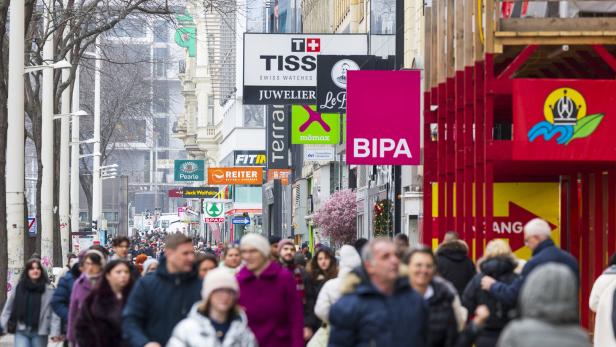 Viele Menschen flanieren auf der Mariahilfer Straße mit Geschäften wie BIPA und TISS.