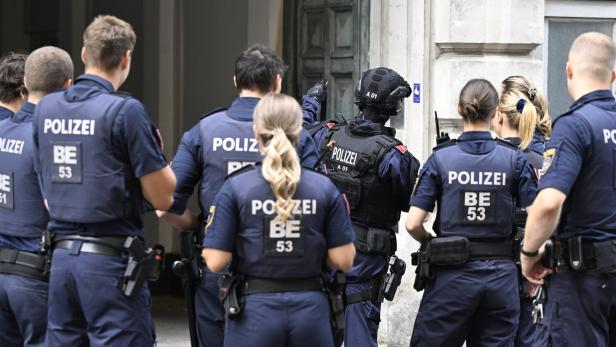 Polizistinnen und Polizisten sowie ein Beamter der Sondereinheit WEGA in Wien