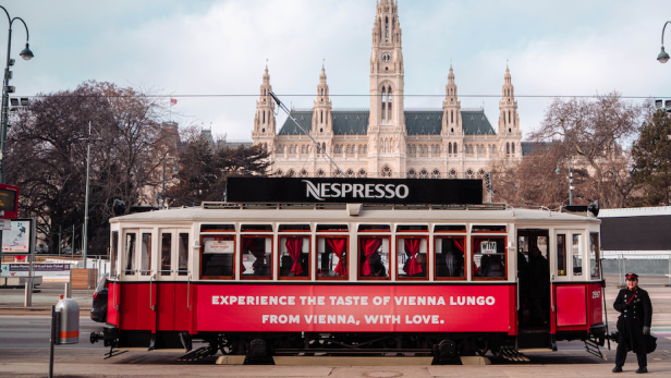 Ab 12. Februar verwandelt Nespresso für vier Tage eine Straßenbahn in ein mobiles Kaffeehaus auf der Wiener Ringstraße.