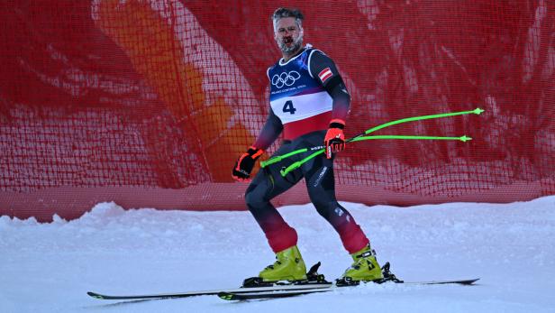 Daniel Hemetsberger rutscht mit einer Gesichtsverletzung ins Ziel.