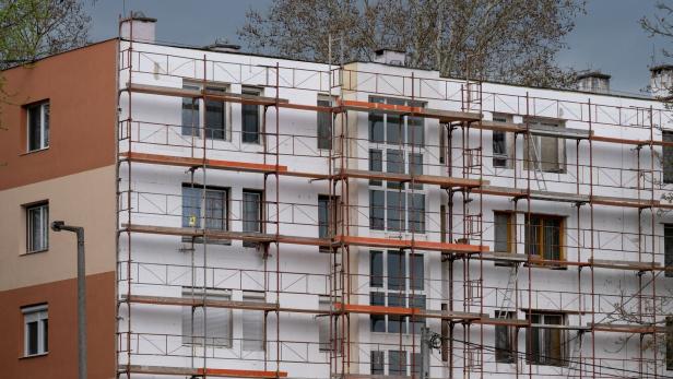 Fassade eines Mehrparteienhauses wird saniert