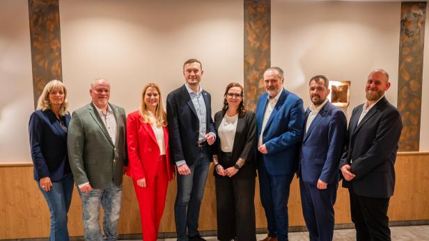 Stefan Wallentich und weitere SPÖ-Mitglieder stehen gemeinsam bei der Präsentation des neuen Spitzenkandidaten für die Gemeinderatswahl in Parndorf.