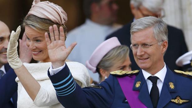 Belgium&#039;s Crown Prince Philippe (R) and Crown Princess Mathilde wave as they leave after a Te Deum mass celebrating the 20th anniversary of the reign of Belgium&#039;s King Albert II, the Belgian National Day, King Albert&#039;s abdication and the inauguration of his successor King Philippe, at St Gudule Cathedral in Brussels July 21, 2013. REUTERS/Michael Kooren (BELGIUM - Tags: ROYALS ENTERTAINMENT RELIGION) (KING-BELGIUM)