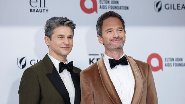 Neil Patrick Harris und David Burtka posieren auf einem Event.
