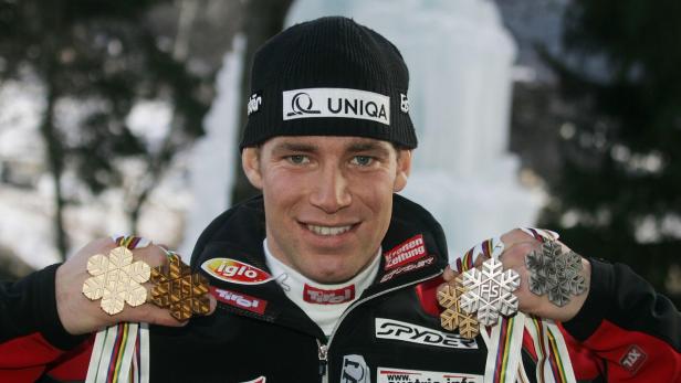 Benjamin Raich mit seinen Medaillen von der WM 2005 in Bormio