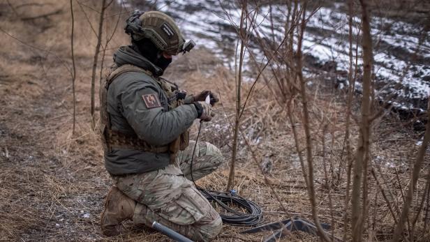 Ukrainischer Soldat bedient Starlink-Terminal