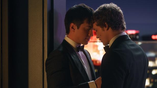 Die Serien-Schauspieler Hudson Williams (li.) und Connor Storrie in Anzügen, die Köpfe innig aneinandergelegt