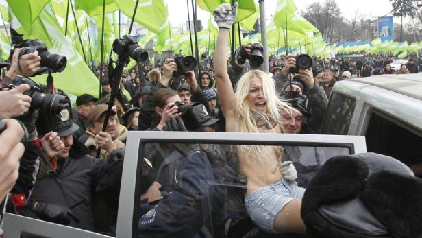 Kiew: Polizei löst Nackt-Demo auf