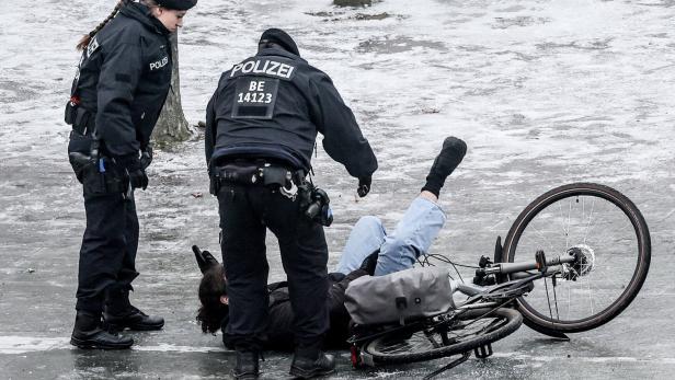 Rutschpartie in Berlin: Streusalz darf nur die Stadtreinigung verwenden. Die Privaten müssen schaufeln oder Sand streuen.