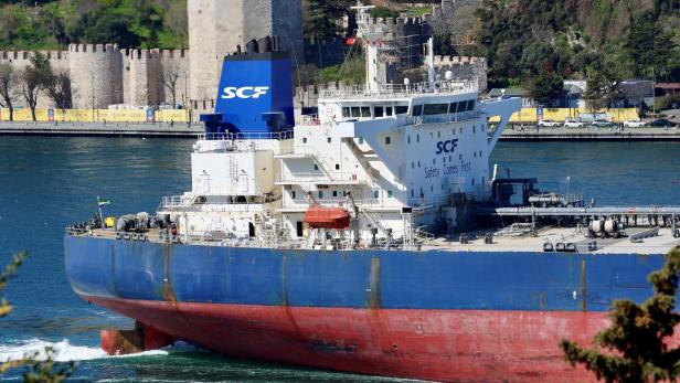 Ein blau-rotes Schiff mit dem Schriftzug "SCF Safety Comes First" fährt auf dem Wasser.
