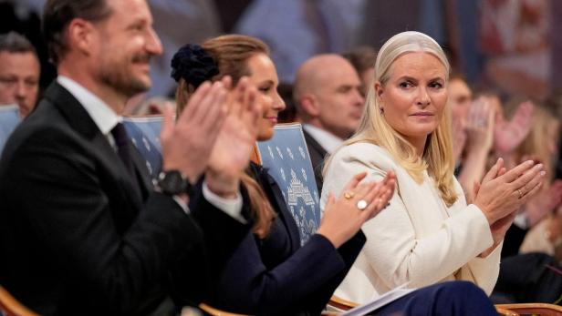 Kronprinz Haakon und Kronprinzessin Mette-Marit applaudieren bei einer Veranstaltung.