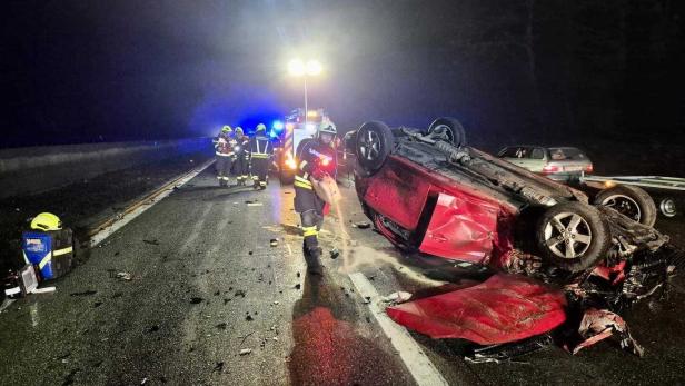 Ein Pkw landete am Dach mitten auf der Fahrbahn