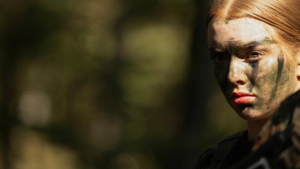 The 6th Company conducts basic special training in infantry combat at the Doeberitzer Heide training area