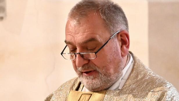 Ein Priester während einer heiligen Messe