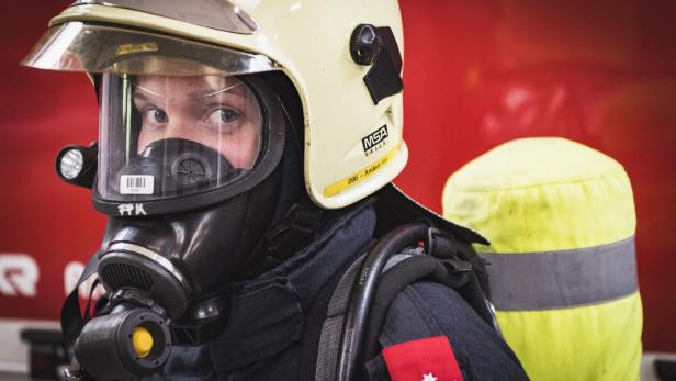 Feuerwehrfrau mit Atemschutzmaske