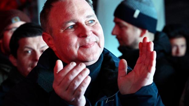 Ein Mann in dunkler Jacke, SPÖ-Chef Andreas Babler, klatscht und lächelt, umgeben von weiteren Personen in winterlicher Kleidung.