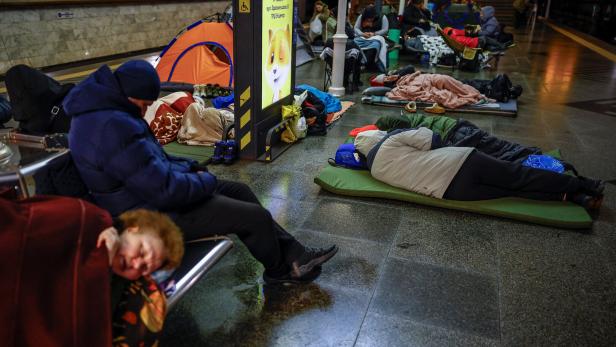 Ukrainer suchen während eines nächtlichen russischen Raketen- und Drohnenangriffs Schutz in einer U‑Bahn‑Station in Kiew.
