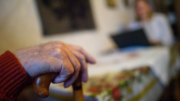 Pflegegeld: Zahl der Rückstufungen ist leicht gestiegen