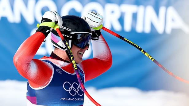 Franjo von Allmen jubelt im Ziel.