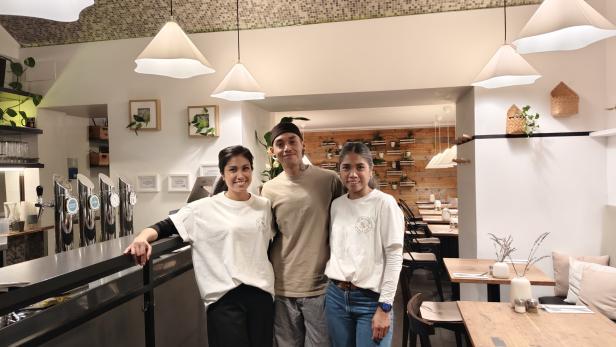 Die Inhaberinnen des Healthy Brunch Clubs und Schwestern Charlotte und Christine mit Chefkoch Paul Joel. 