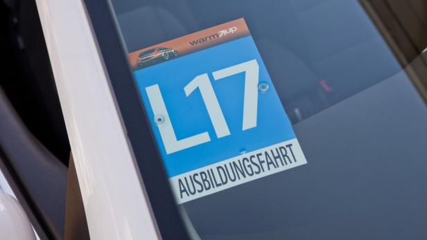 Ein Schild „Ausbildungsfahrt L17“ ist an der Windschutzscheibe eines Autos befestigt.