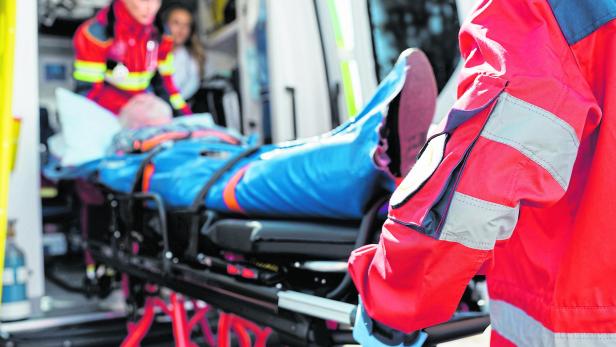 Verletzter wird von Rettung abtransportiert