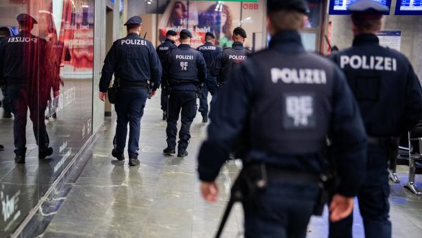 ++ THEMENBILD ++ FREMDENPOLIZEILICHE SCHWERPUNKTAKTION AM HAUPTBAHNHOF IN WIEN