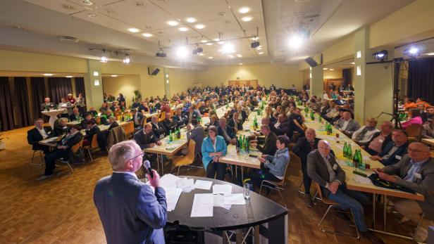Rund 300 Gemeindefunktionäre  nahmen am Industrieviertel-Stammtisch  mit ÖVP-Landesvize Stephan Pernkopf  teil.