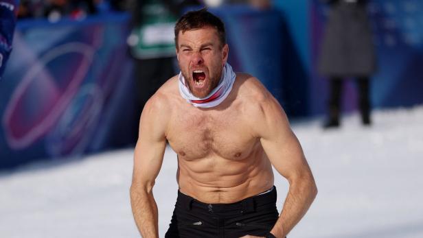 Benjamin Karl zeigt sich nach dem Olympiasieg mit nacktem Oberkörper.