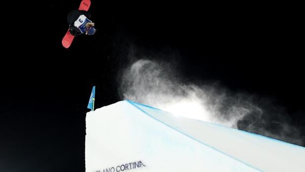 Snowboarderin Anna Gasser bei einem ihrer Sprünge in der olympischen Big Air Qualifikation