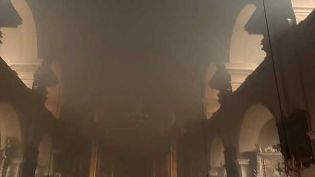 Kirche in Bruck mit Rauch erfüllt 