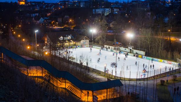 Eine Aufnahme vom Zwettler Eislaufplatz bei Nacht.