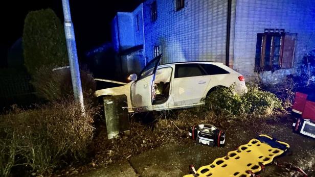 Schwer beschädigtes Auto in Hausgarten