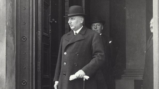 Eine schwarz-weiß Aufnahme von Miklas beim Verlassen des Parlaments nach der Bundespräsidentenwahl 1931, er trägt Mantel und Melone.