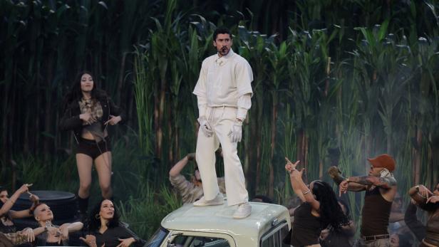 Bad Bunny ganz in Weiß, ein Outfit von Zara